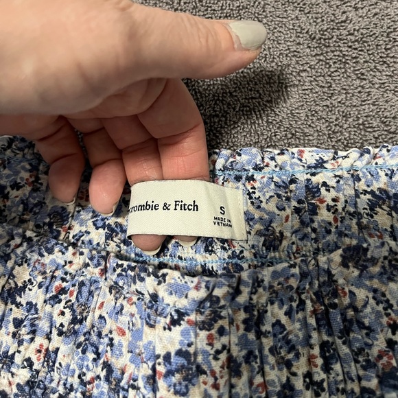 NWT Abercrombie & Fitch Blue Flowered Linen Shorts. Fully lined. Size Small. - Picture 3 of 13
